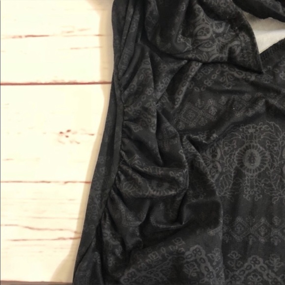 *3 for $30* Black Patterned 3/4 Tab Sleeve Blouse - Picture 3 of 5